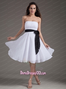 White Sash Empire Strapless Knee-length Dama Dress