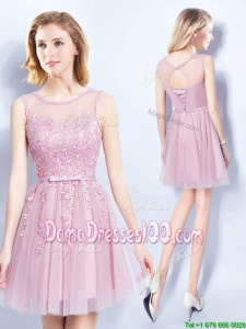 Lovely See Through Scoop Belted Short Dama Dress with Appliques