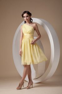 2014 One Shoulder Ruched Light Yellow Knee-length Dama Dress