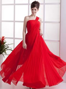 2013 Pleated One Shoulder Red Quince Dama Dress for Wholesale
